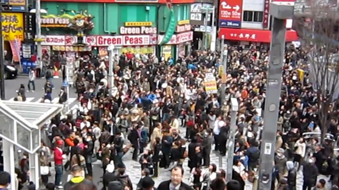 3.11東日本大震災　東北地方太平洋沖地震　私は新宿で遭遇しました。 東南口広場人ごみ the Great East Japan Earthquake at Shinjyuku station.